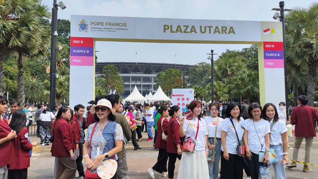 Umat Katolik mulai memadati kawasan Gelora Bung Karno (GBK), Jakarta Pusat, jelang misa akbar bersama Paus Fransiskus, Kamis (5/9/2024). Foto: Jonathan Devin/kumparan