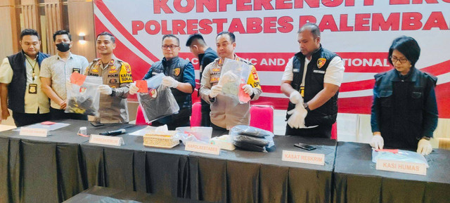 Kapolrestabes Palembang Kombes Harryo Sugihhartono beserta jajaran saat memperlihatkan barang bukti di press rilis, Foto : Ist