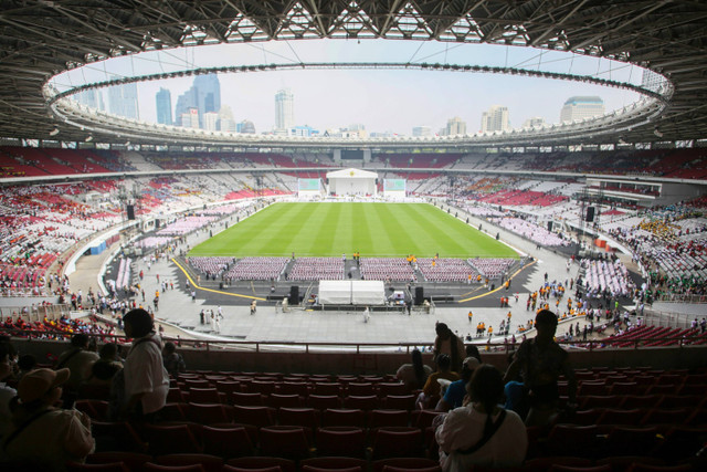 Umat Katolik memenuhi tribun untuk mengikuti Misa Agung di Stadion Utama Gelora Bung Karno (GBK) Senayan, Jakarta, Kamis (5/9/2024). Foto: Muhammad Iqbal/ANTARA FOTO