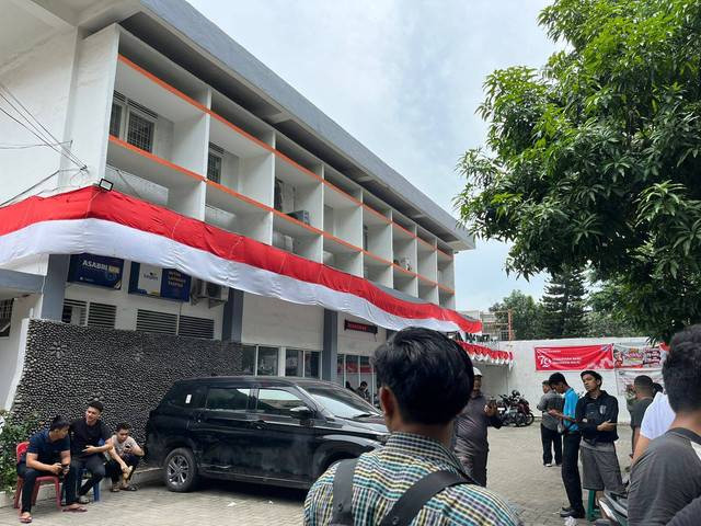 Kantor Pos Indonesia, Medan, dipadati masyarakat imbas gangguan laman e-meterai pada Kamis (5/9). Dok Tri Vosa Febiola Ginting/kumparan