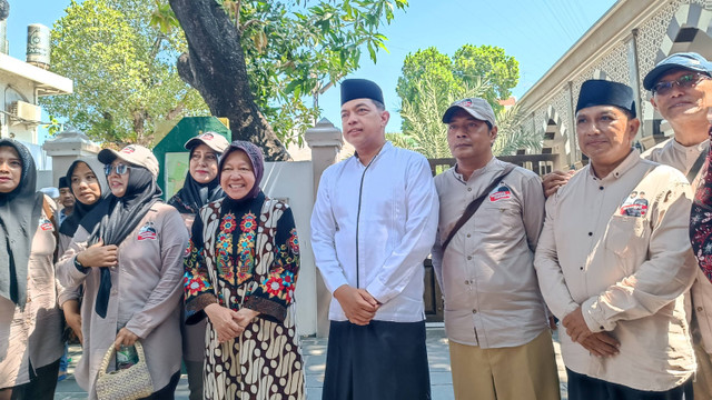 Risma-Gus Hans berziarah ke makam Sunan Ampel, Kamis (5/9/2024). Foto: Farusma Okta Verdian/kumparan