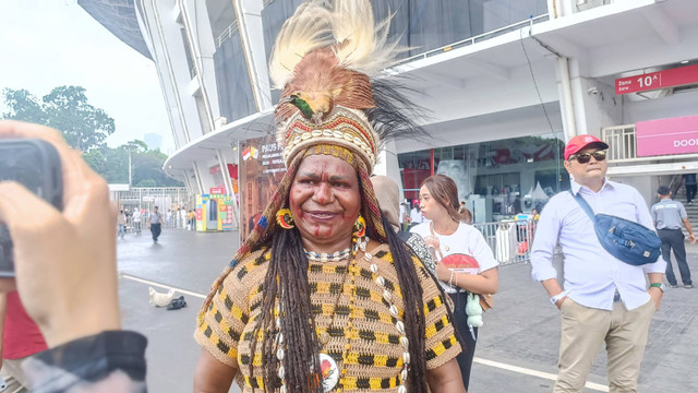 Mama Reki Belau (40) datang dari Intan Jaya, Timika Papua untuk melihat Paus Fransiskus di GBK Jakarta, Kamis (5/9/2024).  Foto: Thomas Bosco/kumparan