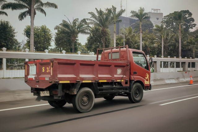 Ilustrasi truk di jalan tol. Foto: Jamal Ramadhan/kumparan