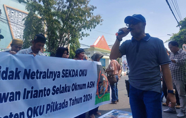 Koordinator Aksi K-MAKI, Bonni Belitong saat menyampaikan orasi. (ist)