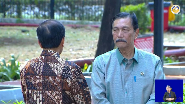 Presiden Joko Widodo berbincang dengan Menko Marves Luhut Binsar Pandjaitan jelang Misa Agung di Stadion Gelora Bung Karno, Jakarta, Kamis (5/9/2024).
 Foto: Youtube/Komsos KWI