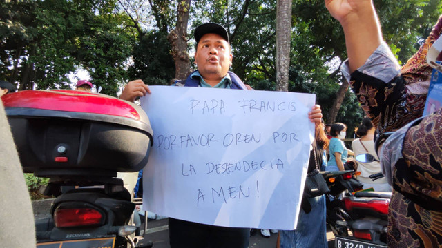 Dosen Fakultas Pertanian Universitas Sumatera Utara (USU), Antonio Marro Sipayung, datang ke Gelora Bung Karno (GBK), Jakarta Pusat, Kamis (5/9), untuk meminta doa dari Paus Fransiskus. Foto: Jonathan Devin/kumparan