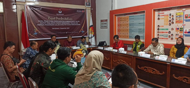 KPU Mempawah menggelar rapat pemberitahuan hasil penelitian syarat administrasi. Foto: M. Zain/Hi!Pontianak