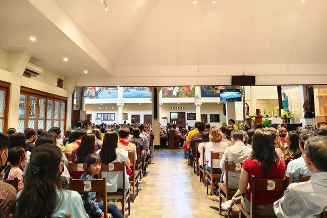 Ribuan umat katolik mengikuti Perayaan Ekaristi atau Misa Agung bersama Paus Fransiskus secara daring di Gereja Santo Antonius Padua Kotabaru, Kota Yogyakarta, Kamis (5/9/2024). Foto: Arfiansyah Panji Purnandaru/kumparan