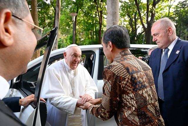 Presiden Joko Widodo bersalaman dengan Paus Fransiskus, Kamis (5/9/2024). Foto: Dok. Muchlis Jr - Biro Pers Sekretariat Presiden