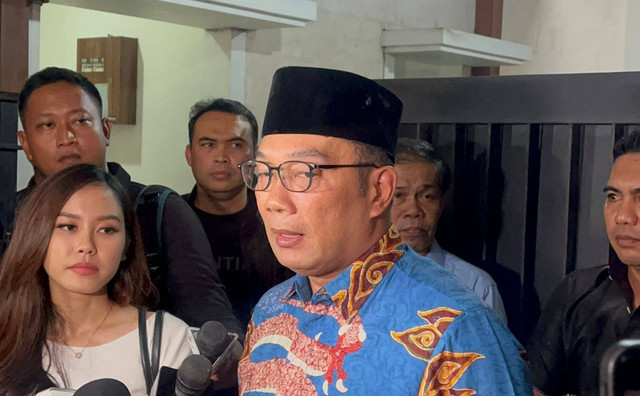 Ridwan Kamil usai bertemu Jusuf Kalla, Kamis (5/9/2024). Foto: Haya Syahira/kumparan