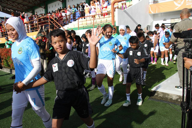 Anak-Anak Down Syndrome Jadi Player Escort di Sepak Bola Wanita PON. Foto: PON 2024