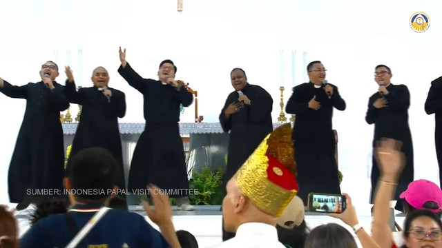 Penampilan para Romo usai Misa Agung di Stadion Gelora Bung Karno, Jakarta, Kamis (5/9/2024). Foto: Youtube/Komsos KWI