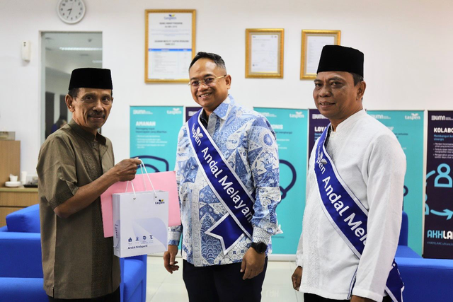 Jajaran direksi TASPEN saat meninjau layanan di kantor cabang dalam rangka memperingati Hari Pelanggan Nasional 2024. Foto: Dok. TASPEN