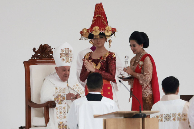 Paus Fransiskus memimpin Misa Agung di Stadion Gelora Bung Karno, Jakarta, Kamis (5/9/2024). Foto: ADI WEDA/Pool via REUTERS