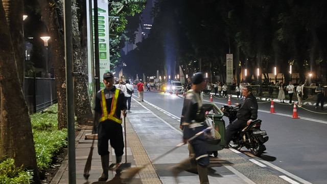 Petugas kebersihan membersihkan sampah yang berserakan usai Misa Agung Paus Fransiskus di GBK, Jakarta Pusat, Kamis (5/9). Foto: Jonathan Devin/kumparan