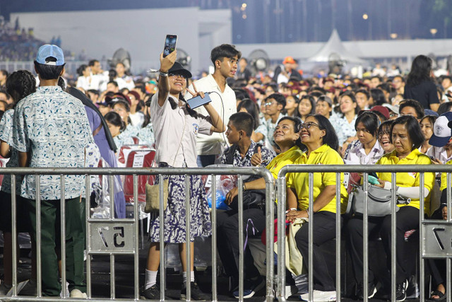 Umat Katolik mengikuti Misa Agung di Stadion Madya, Jakarta, Kamis (5/9/2024). Foto: Iqbal Firdaus/kumparan