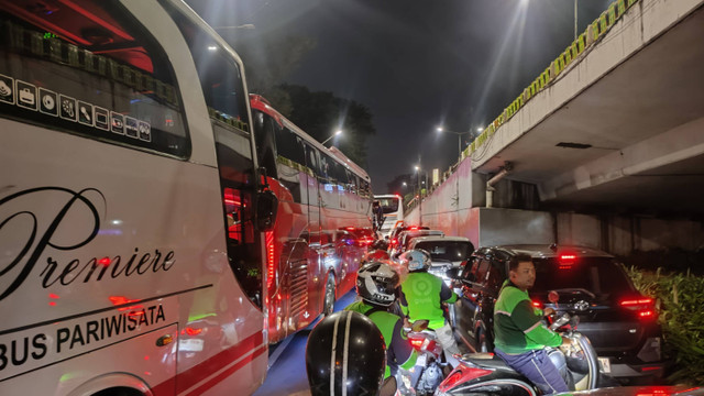 Arus lalu lintas sekitar GBK macet parah usai Misa Agung Paus Fransiskus, Kamis (5/9/2024). Foto: Jonathan Devin/kumparan