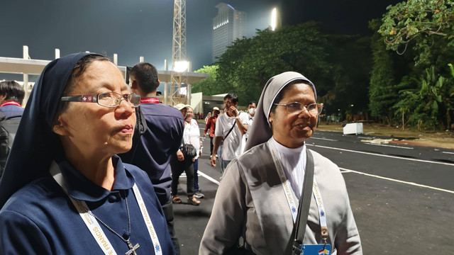 Suster Keuskupan Agung Jakarta Delfina dan Agatha (kiri) usai menyaksikan Misa Agung bersama Paus Fransiskus di GBK, Jakarta Pusat, Kamis Malam (5/9/2024). Foto: Alya Zahra/Kumparan