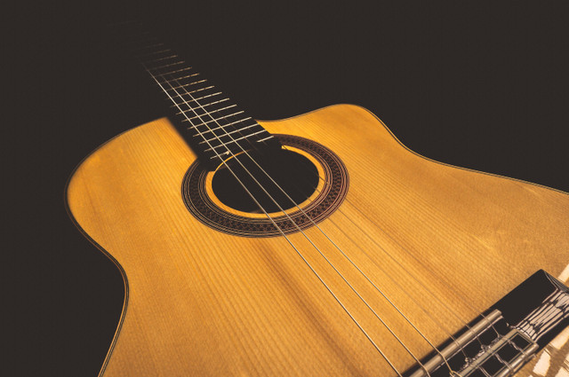 Ilustrasi gitar akustik brand lokal terbaik. Foto: Pexels.com/Brett Sayles