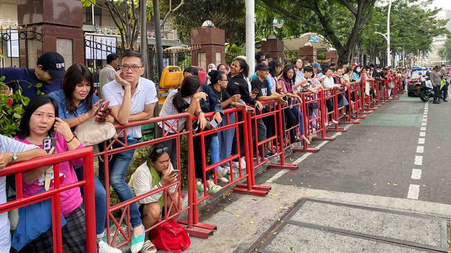 Warga masih antusias di depan Kedutaan Besar Vatikan, Jakarta Pusat untuk melepas kepergian Paus Fransiskus dari Indonesia pada Jumat (6/9). Foto: Abid Raihan/kumparan