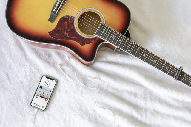 Ilustrasi gitar akustik murah berkualitas. Foto: Pexels.com/Jean Pierre