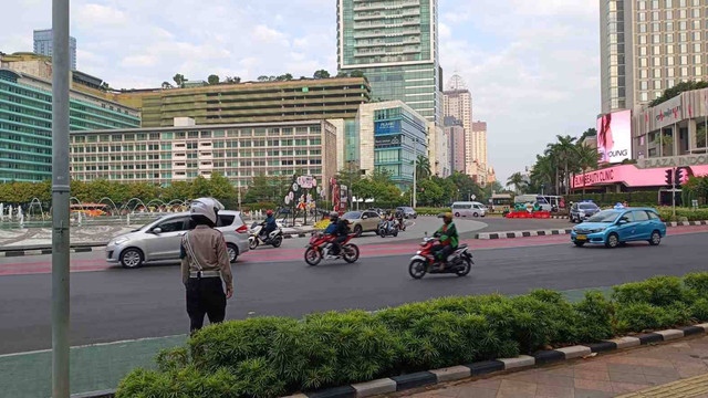 Situasi lalu lintas di kawasan Bundaran HI, Jakarta Pusat jelang kepulangan Paus Fransiskus, Jumat (6/9). Foto: Fadlan Nuril Fahmi/kumparan