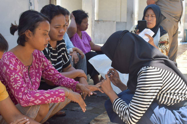 Pelajar yang bolos saat jam pelajaran (kerudung hitam) dihukum merawat ODGJ di Liponsos Surabaya. Foto: Satpol PP Surabaya