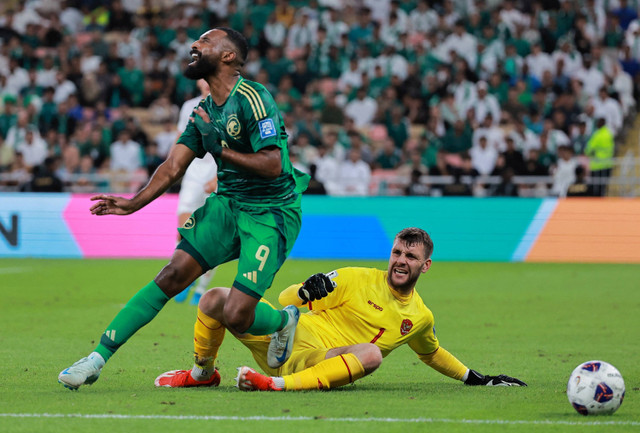 Penyerang Arab Saudi Feras Al Brikan berduel dengan penjaga gawang Indonesia Maarten Paes pada pertandingan Grup C putaran ketiga Kualifikasi Piala Dunia 2026 zona Asia di Stadion King Abdullah Sports City, Jeddah, Arab Saudi, Jumat (6/9/2024). Foto: Stringer/Reuters