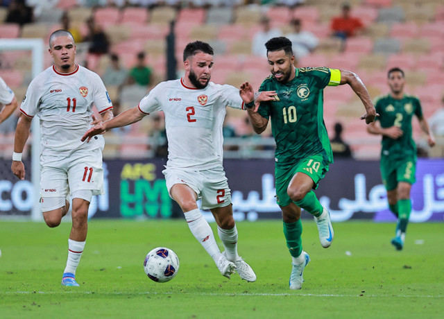 Penyerang Arab Saudi Salem Al Dawsari mencoba melewati pemain Indonesia Calvin Verdonk dalam pertandingan ronde tiga di King Abdullah Sports City, Jeddah, Arab Saudi, Jumat (6/8/2024). Foto: Stringer/Reuters