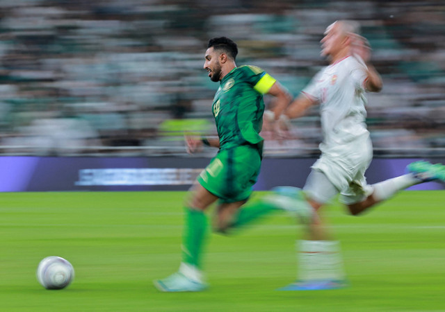 Penyerang Arab Saudi Salem Al Dawsari mencoba melewati pemain Indonesia Ragnar Oratmangoen dalam pertandingan ronde tiga di King Abdullah Sports City, Jeddah, Arab Saudi, Jumat (6/8/2024). Foto: Stringer/Reuters