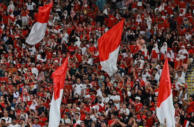 Sejumlah suporter Indonesia menyaksikan pertandingan Indonesia melawan Arab Saudi pada laga Grup C putaran ketiga Kualifikasi Piala Dunia 2026 zona Asia di Stadion King Abdullah Sports City, Jeddah, Arab Saudi, Jumat (6/9/2024). Foto: Stringer/Reuters