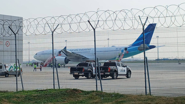 Pesawat Garuda Indonesia seri GA 7780 tipe Airbus A330-900Neo yang membawa Pemimpin Takhta Suci Vatikan Paus Fransiskus di Terminal VIP Bandara 3 Soekarno Hatta, Tangerang, Banten, Jumat (6/9/2024). Foto: Dok. kumparan