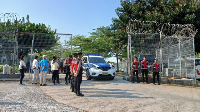 Petugas kepolisian berjaga jelang Pemimpin Takhta Suci Vatikan Paus Fransiskus tiba untuk berangkat ke Papua Nugini di Terminal VIP Bandara 3 Soekarno Hatta, Tangerang, Banten, Jumat (6/9/2024). Foto: Dok. kumparan