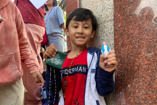 Moses (6) salah satu anak yang dapat berkat dan Rosario dari Paus Fransiskus di Kedubes Vatikan, Jakarta Pusat pada Jumat (6/9/2024). Foto: Abid Raihan/kumparan