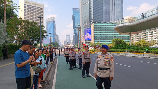 Petugas kepolisian mulai berjaga jelang Pemimpin Takhta Suci Vatikan Paus Fransiskus melintas di kawasan Bundaran HI, Jakarta, Jumat (6/9/2024). Foto: Fadlan Nuril Fahmi/kumparan