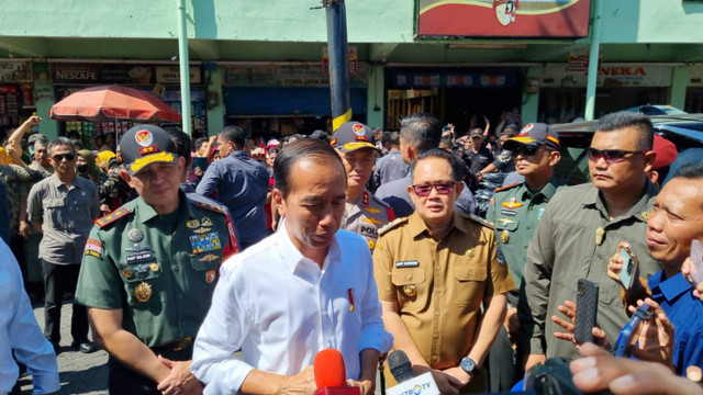 Presiden Jokowi saat di Pasar Soponyono Surabaya, Jumat (6/9/2024).  Foto: Farusma Okta Verdian/kumparan