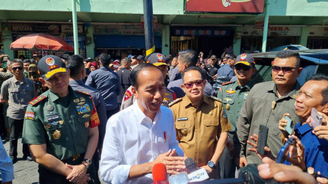 Presiden Jokowi saat di Pasar Soponyono, Kecamatan Rungkut, Surabaya, Jumat (6/9/2024).  Foto: Farusma Okta Verdian/kumparan