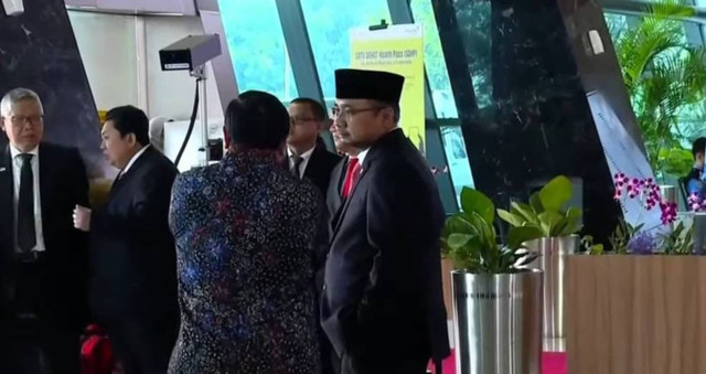 Menteri Agama Yaqut Cholil Qoumas tiba untuk mengantarkan pulang Pemimpin Takhta Suci Vatikan Paus Fransiskus di Terminal VIP Bandara 3 Soekarno Hatta, Tangerang, Banten, Jumat (6/9/2024). Foto: Dok. kumparan