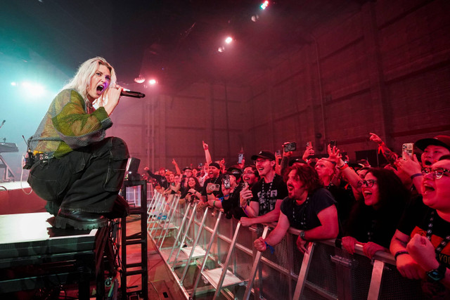 Vocalis baru dari grup musik Linkin Park Emily Armstrong tampil di Los Angeles, Amerika Serikat, Kamis (5/9/2024). Foto: Jordan Strauss/AP Photo