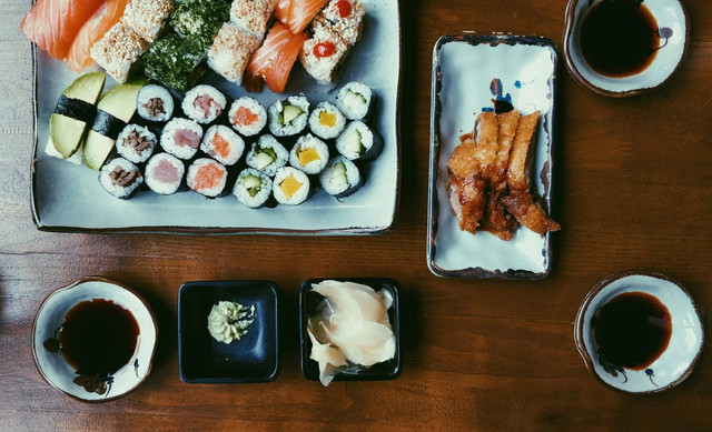 [All You Can Eat Sushi Surabaya] Foto hanya ilustrasi. bukan tempat sebenarnya. Sumber foto: unsplash/Florian Metzner