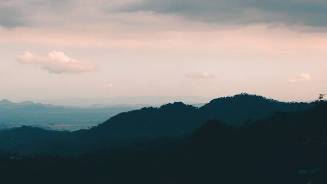 Hotel Baturaden yang bagus. Foto hanyalah ilustrasi, bukan tempat yang sebenarnya. Sumber: Unsplash/Utsman Media