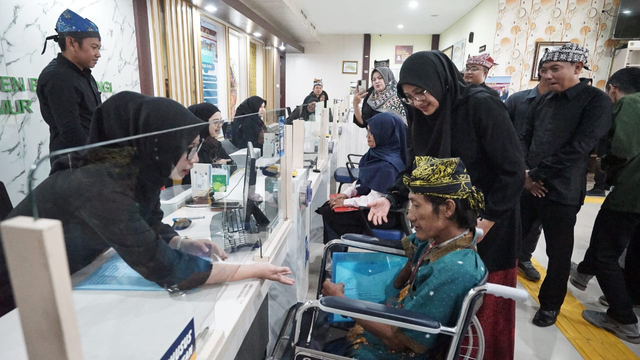 Bupati Banyuwngi, Ipuk Fiestiandani (kedua dari kanan) bersama disabilitas di kantor Badan Pertanahan Nasional (BPN) Banyuwangi, Kamis (5/9/2024). Foto: Dok. Istimewa