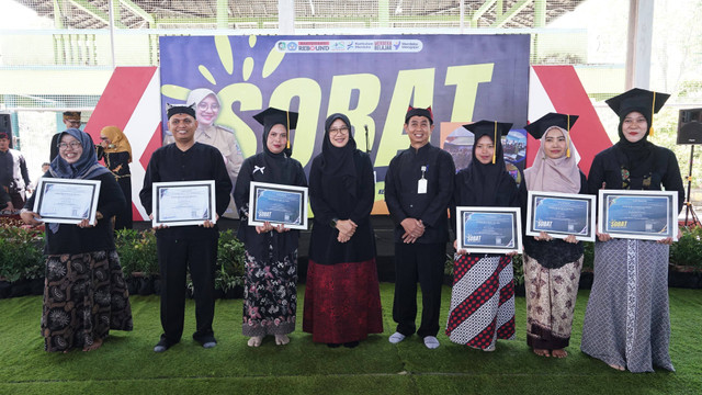 Bupati Banyuwangi Ipuk Fiestiandani (keempat dari kiri) dan Kepala Dinas Pendidikan Banyuwangi Suratno (kelima dari kanan) mewisuda orang tua siswa yang telah mengikuti program Sekolah Orang Tua Hebat (Sobat) di GOR Tawangalun, Banyuwangi, Kamis (5/9/2024).