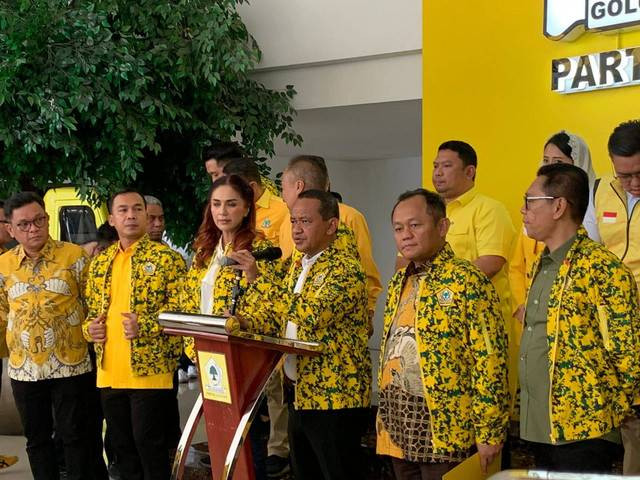 Ketua Umum Golkar, Bahlil Lahadalia dengan kepengurusan DPP Golkar yang baru di Kantor DPP Golkar, Jakarta, Kamis (22/8/2024). Foto: Luthfi Humam/kumparan