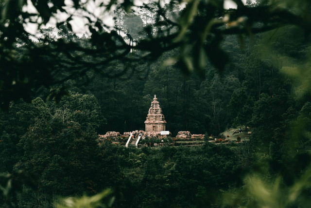 Candi Cangkuang Garut. Foto hanya ilustrasi, bukan tempat sebenarnya. Sumber: Unsplash/Darren Budiman