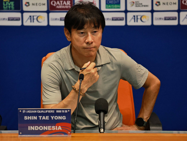 Pelatih Shin Tae-Yong menjawab pertanyaan wartawan saat konferensi pers seusai pertandingan ronde tiga di King Abdullah Sports City, Jeddah, Arab Saudi, Jumat (6/8/2024). Foto: Stringer/Reuters