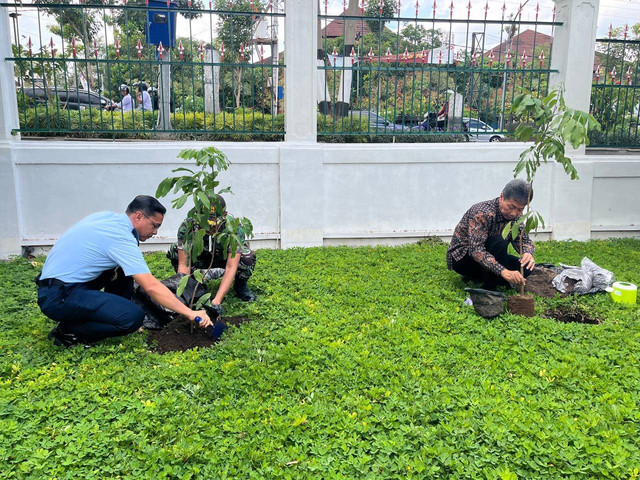 Pemkot Yogyakarta bersama TNI AU saat melakukan penanaman pohon kelengkeng. Foto: M Wulan