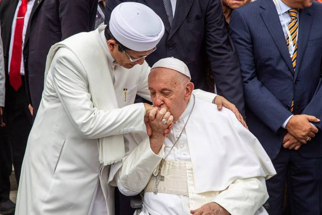 Pemimpin Takhta Suci Vatikan Paus Fransiskus (kanan) mencium tangan Imam Besar Masjid Istiqlal Nasaruddin Umar usai melakukan foto bersama di Masjid Istiqlal, Jakarta, Kamis (5/9/2024). Foto: Dhemas Reviyanto/ANTARA FOTO