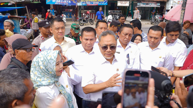 Menteri Perdagangan Zulkifli Hasan menjawab pertanyaan wartawan usai meninjau ketersediaan stok dan harga barang kebutuhan pokok di Pasar Sidomulyo, Lampung Selatan, Lampung, Jumat (9/8/2024). Foto: Dok. Kemendag