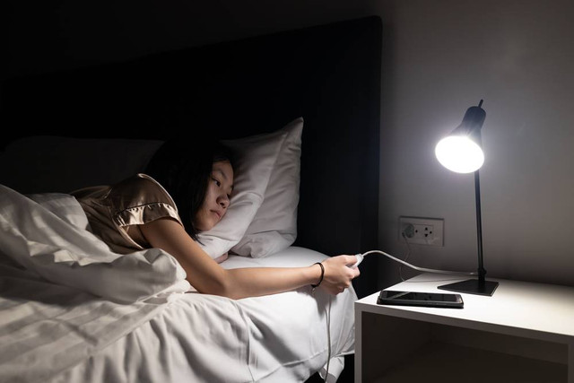 Mematikan lampu sebelum tidur termasuk salah satu upaya hemat listrik. Foto: Shutterstock